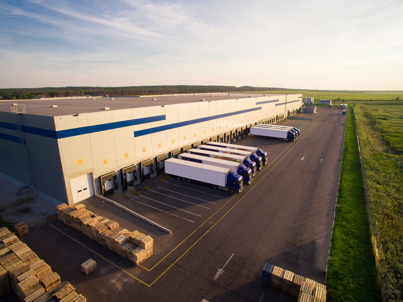 Aliaxis-Italia-centri-logistici parcheggio esterno di un centro logistico