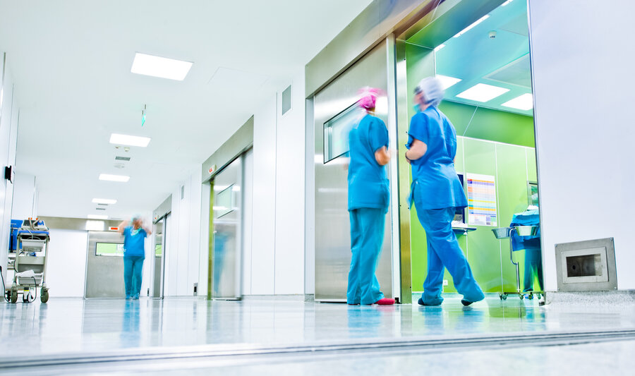 Aliaxis-Italia-ospedali interno di struttura sanitaria con medici in camice blu