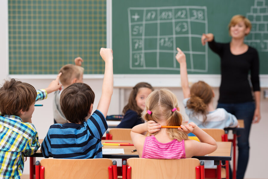 maestra in classe con bambini