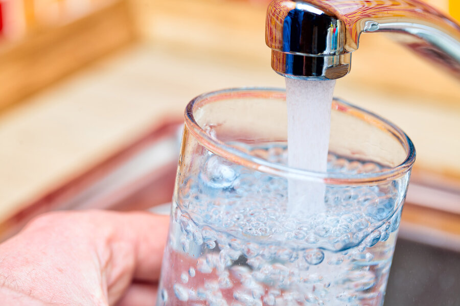 Aliaxis-Italia-distribuzione-idrica acqua potabile che esce dal rubinetto per riempire un bicchiere
