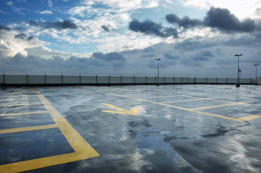Aliaxis-Italia-gestione-acque-meteoriche piazzale di un parcheggio dopo un temporale