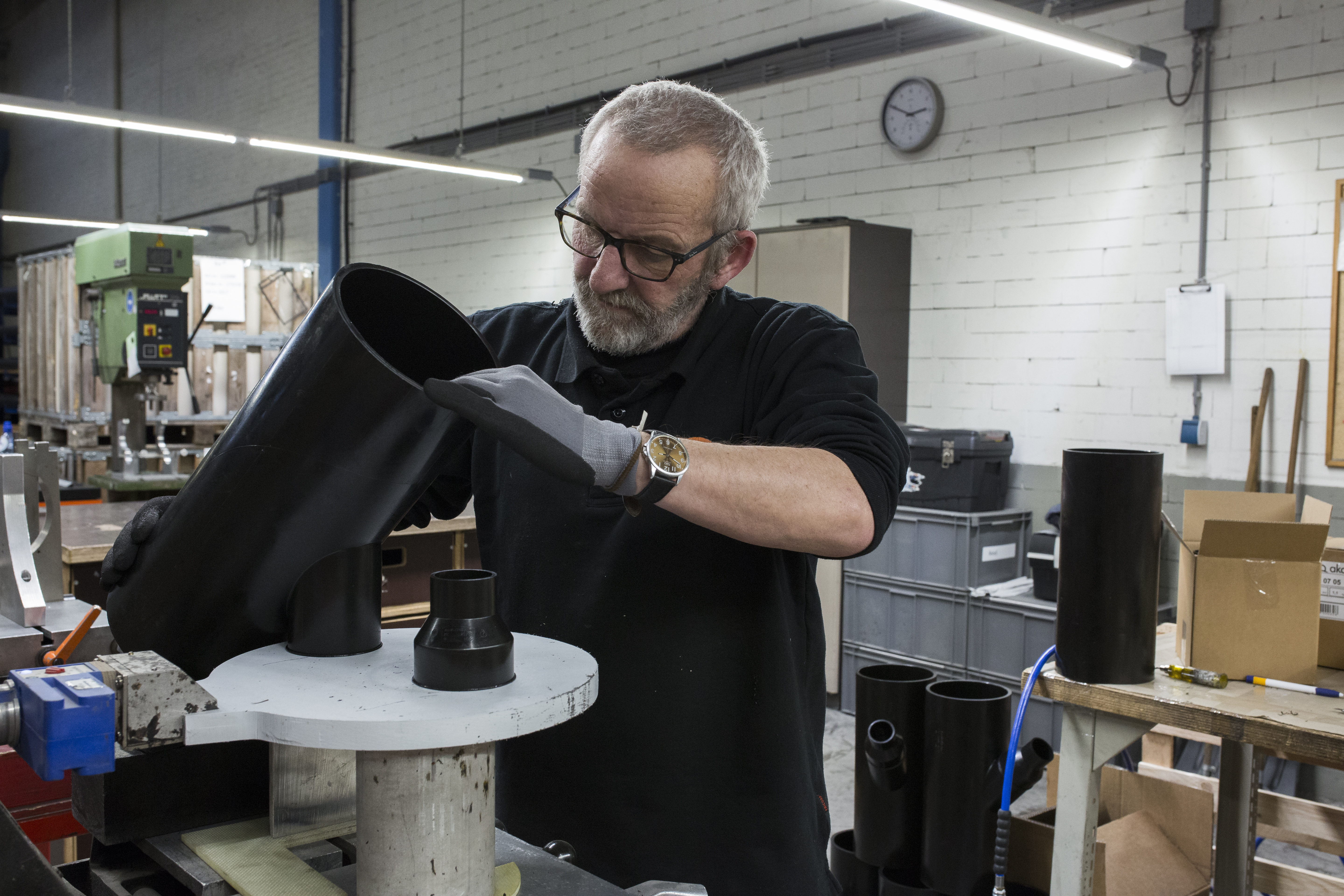 Tecnico esperto in un laboratorio di saldatura