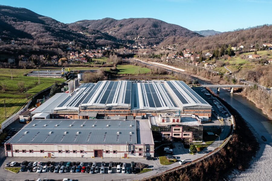 Aliaxis-Italia-FIP-impianto-fotovoltaico-Baywa-re foto aerea dello stabilimento FIP Aliaxis Casella con i pannelli fotovoltaici installati per la produzione di energia da fonti rinnovabili