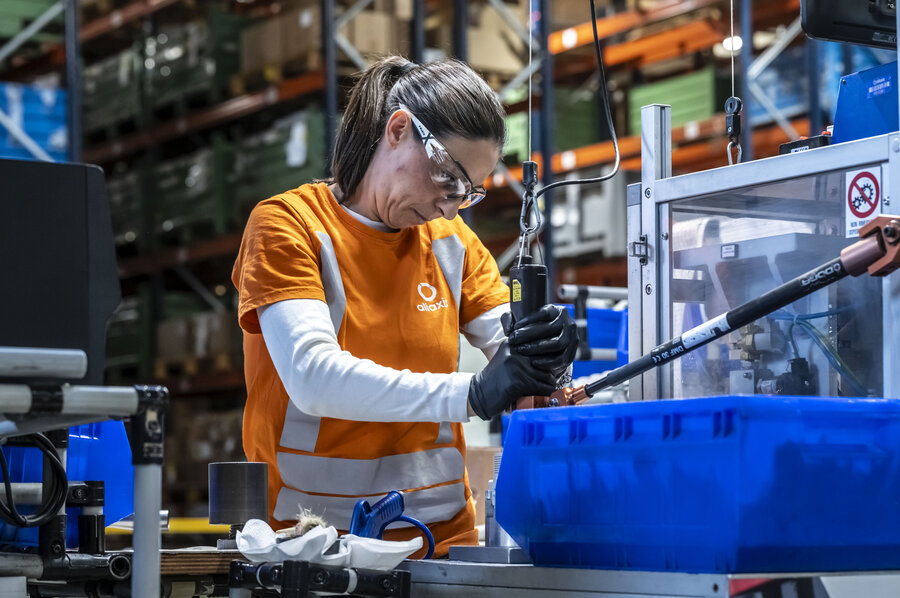 Aliaxis-Italia-assiemaggio-valvole-FIP operatrice che assembla in sicurezza le valvole manuali a marchio FIP