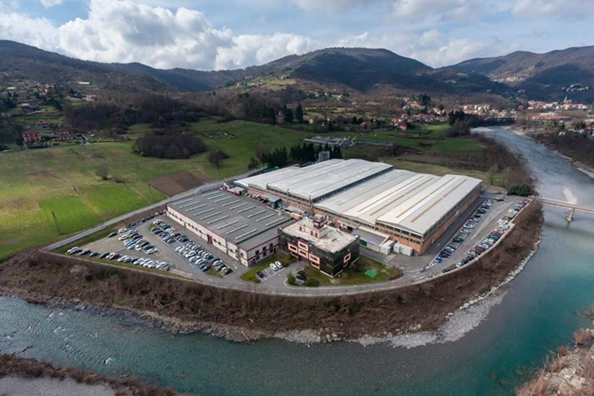 vista dall'alto dello stabilimento FIP di Casella sul fiume Scrivia