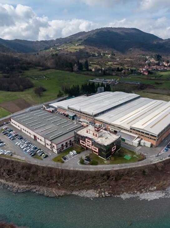 vista dall'alto dello stabilimento FIP di Casella sul fiume Scrivia