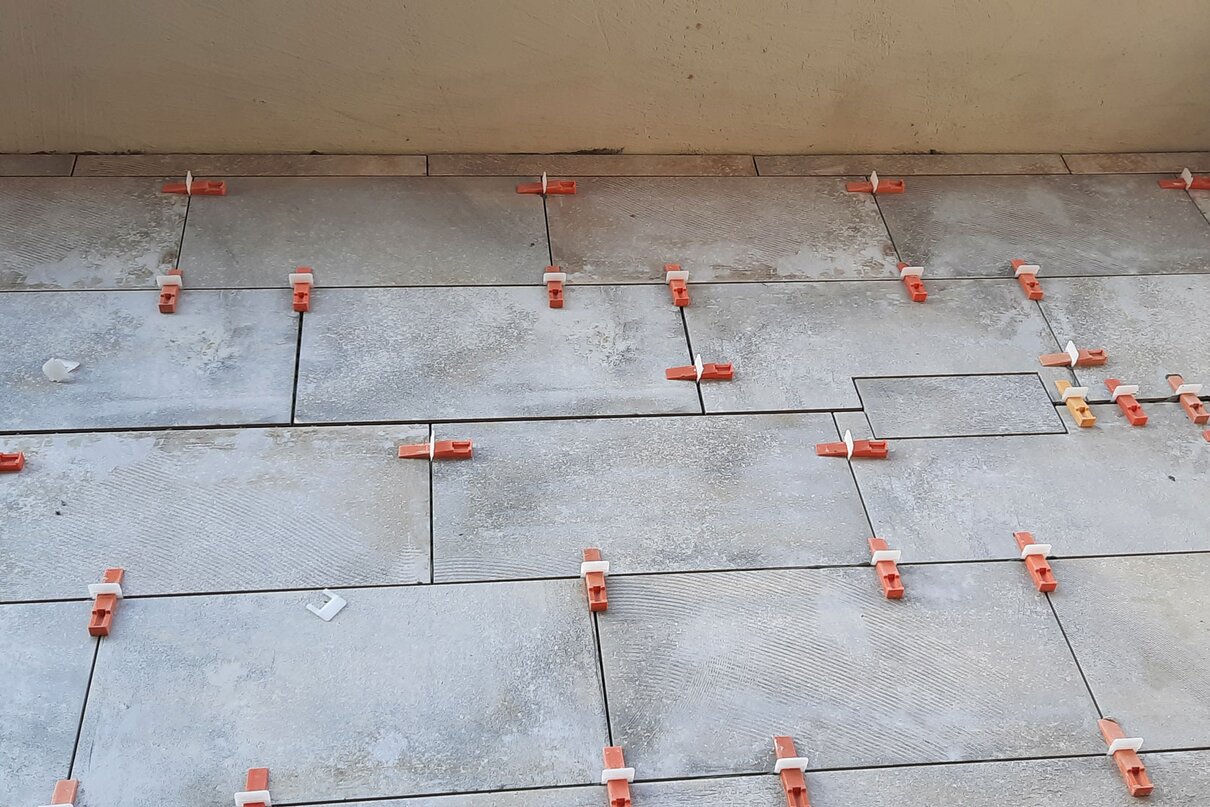 Progettazione outdoor: sistemi di raccolta acque a scomparsa per terrazzi e aree comuni