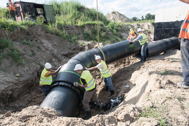 operai in cantiere per la posa di una condotta di grosso diametro