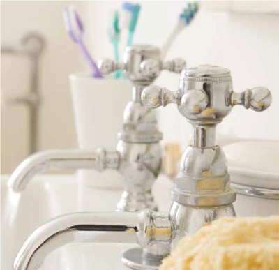 Aliaxis-Italia-acqua-calda-e-fredda primo piano di rubinetti cromati