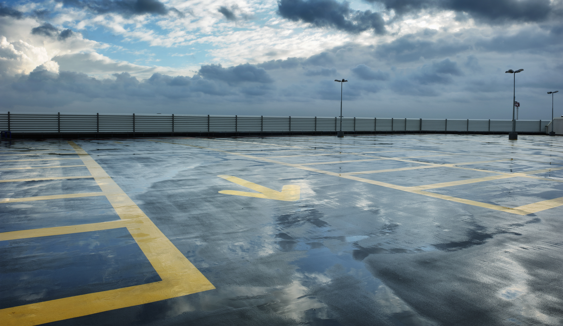 piazzale di parcheggio sotto ad un temporale