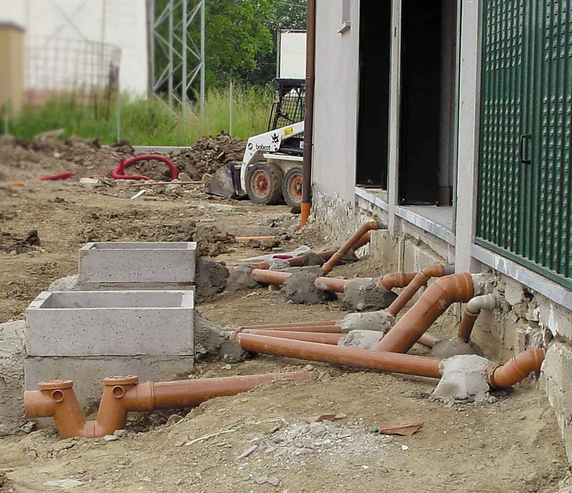 Installazione in cantiere di sifoni A-N per allaccio delle condotte acque nere alla fognatura