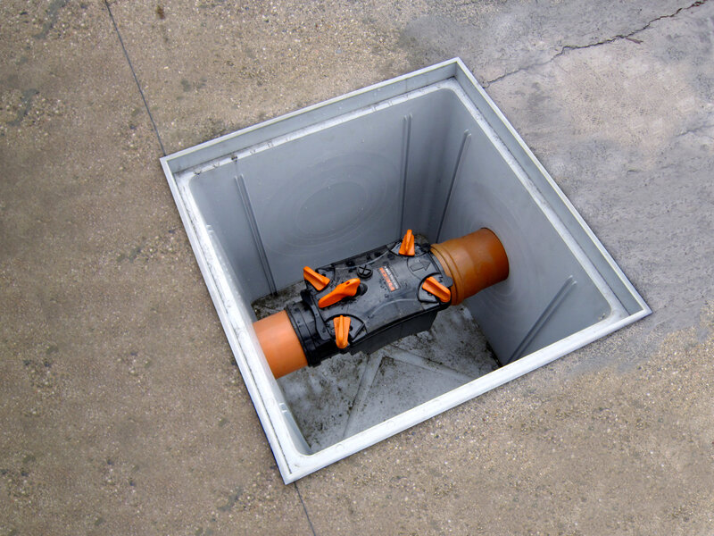 foto di un pozzetto di ispezione con valvola antiriflusso installata correttamente